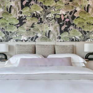 Sfeervol ingerichte slaapkamer met een opvallend Arte Wonderwoods 97541 wandpaneel met natuurmotief achter het bed.