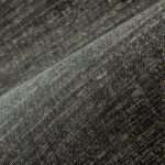 Detailopname van de geweven textuur van het Arte Aspero 40541 wandbekledingsmateriaal in grijstinten.