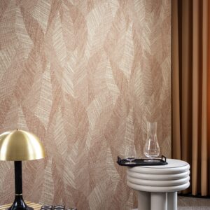 Moderne interieurhoek met Arte Essentials Tangram Bounty 24021 behang in een warm patroon, een ronde bijzettafel met glaswerk en een messing tafellamp.