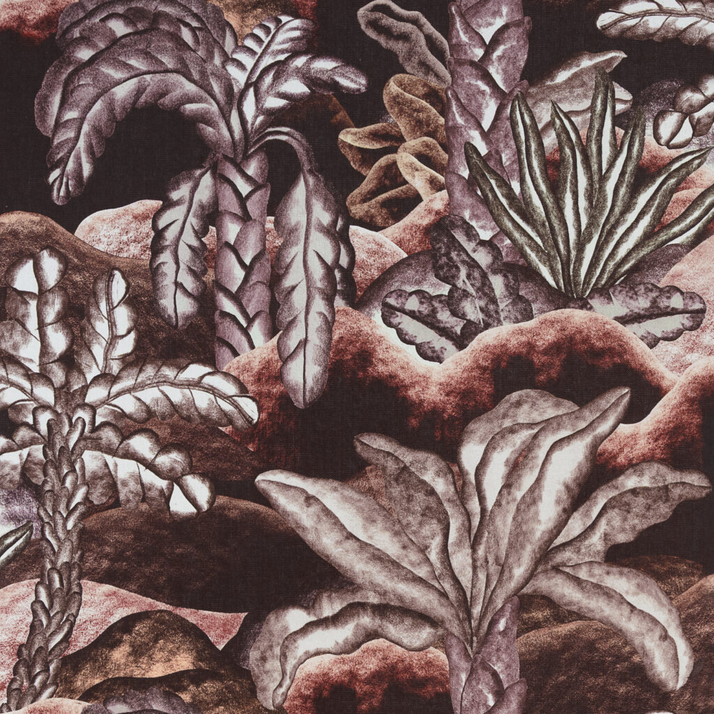 Illustratie van fantasierijke tropische planten in rood- en paarstinten uit het Arte Balata Garden patroon.