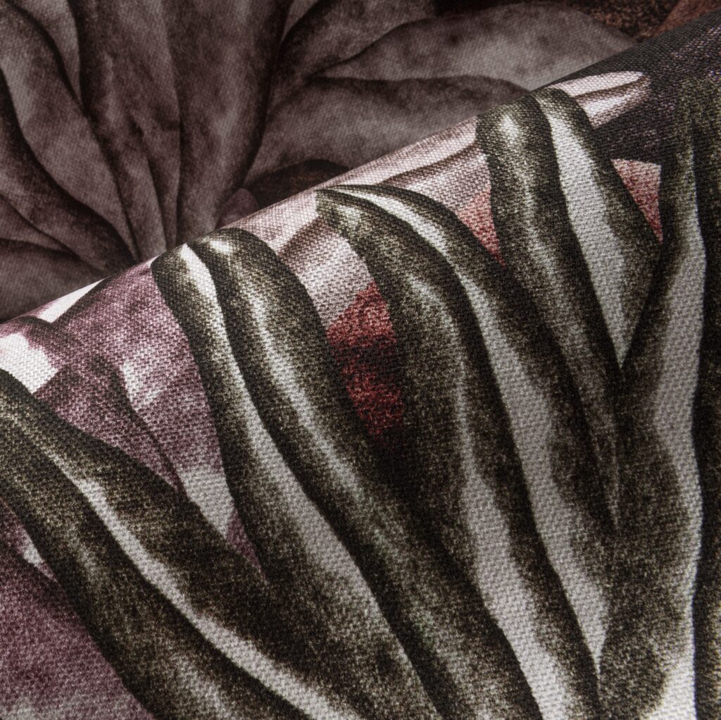 Detail van het Arte Balata Garden 97730 behang met een botanisch patroon in natuurlijke tinten.