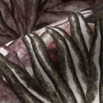 Detail van het Arte Balata Garden 97730 behang met een botanisch patroon in natuurlijke tinten.