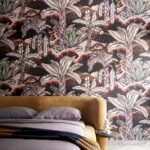 Sfeervolle slaapkamer met een Arte Balata Garden 97730 muur met tropisch botanisch dessin achter een modern bed.