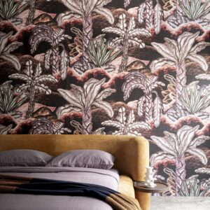 Sfeervolle slaapkamer met een Arte Balata Garden 97730 muur met tropisch botanisch dessin achter een modern bed.