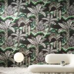Moderne woonkamer met een wit designmeubel en sfeervol Arte Balata Garden 97731 junglebehang op de achterwand.