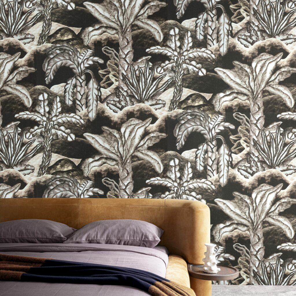Slaapkamer met een warmbruine fluwelen bedombouw en opvallend Arte Balata Garden 97732 junglebehang op de achtergrond.