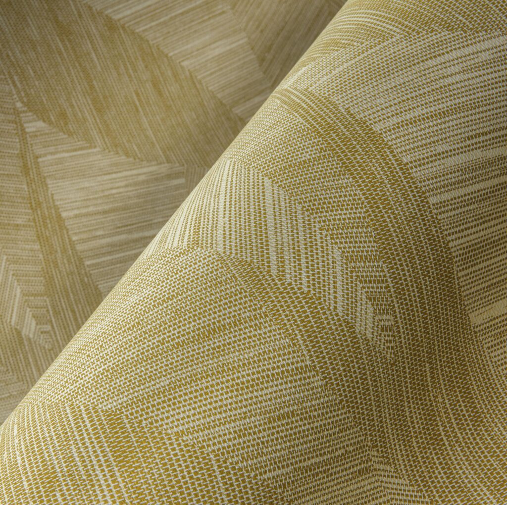 Detailopname van Arte Bounty 24027 behang met een geweven textuur en geometrisch patroon in goud- en beigetinten.