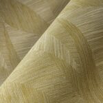 Detailopname van Arte Bounty 24027 behang met een geweven textuur en geometrisch patroon in goud- en beigetinten.