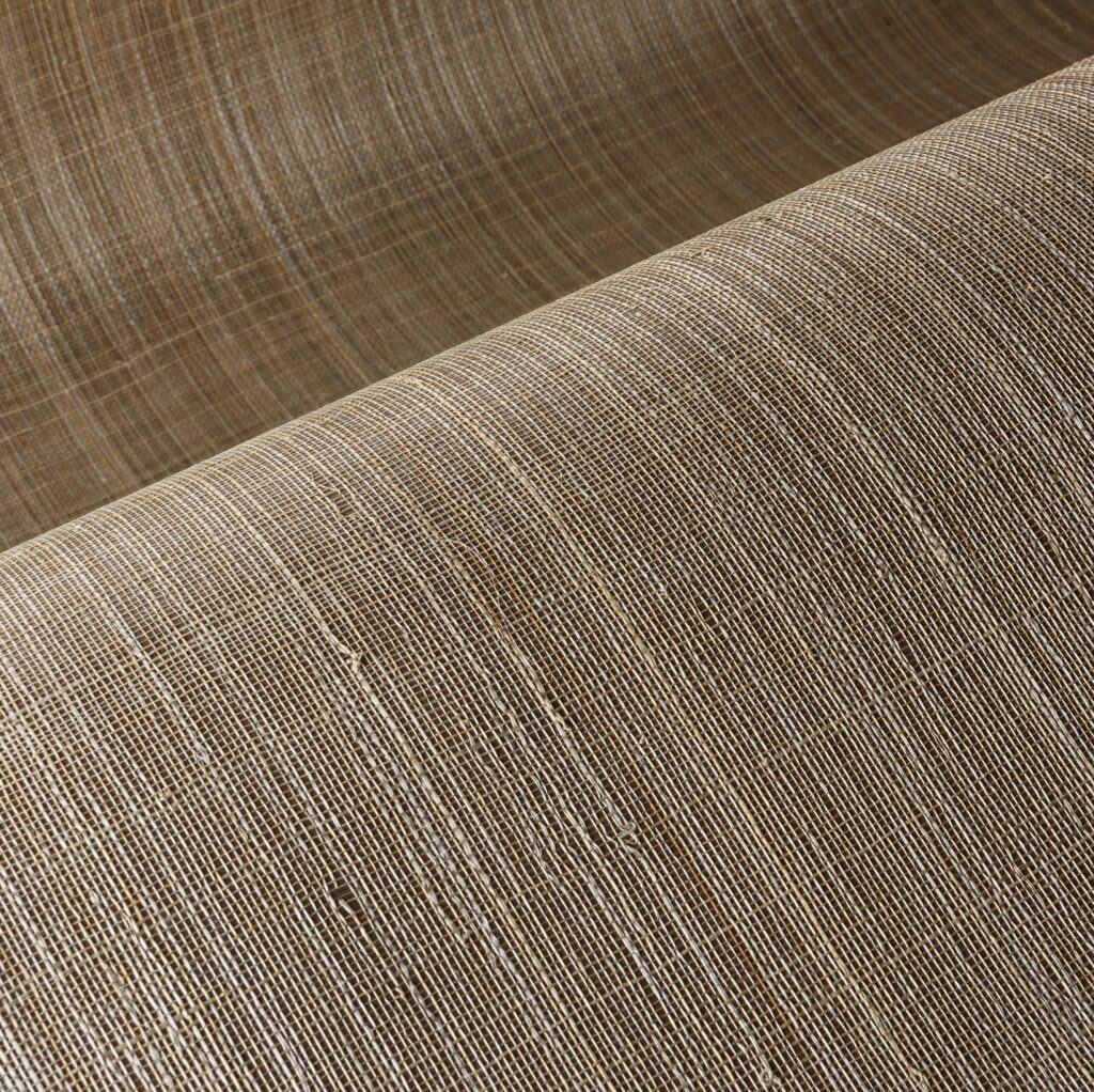 Detailopname van het gevlochten textuurpatroon van het Arte Diffuse 52441 wandbekledingsmateriaal in natuurlijke tinten.