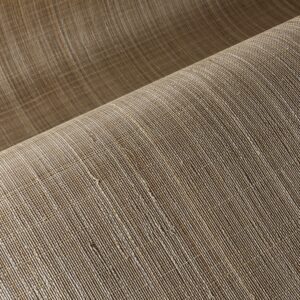 Detailopname van het gevlochten textuurpatroon van het Arte Diffuse 52441 wandbekledingsmateriaal in natuurlijke tinten.