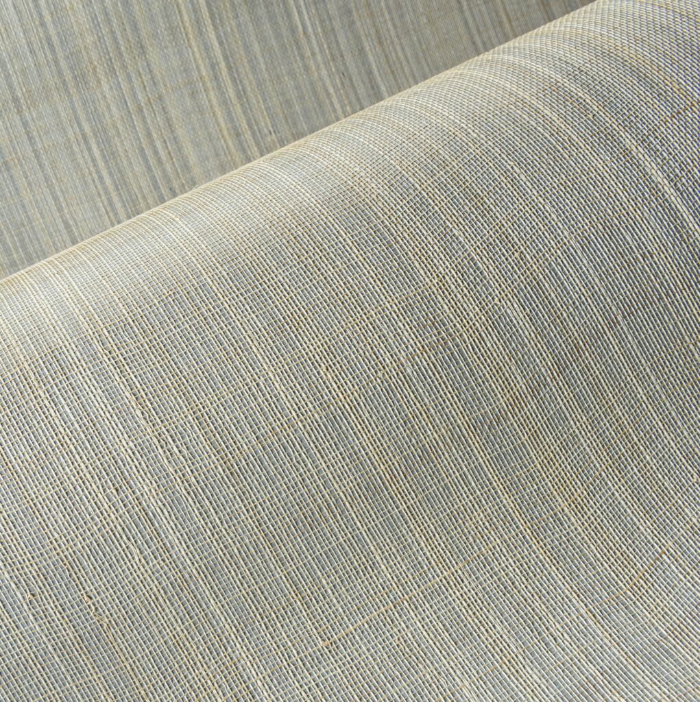 Detailopname van het geweven textuurpatroon van Arte Diffuse 52443 wandbekleding in neutrale tinten.
