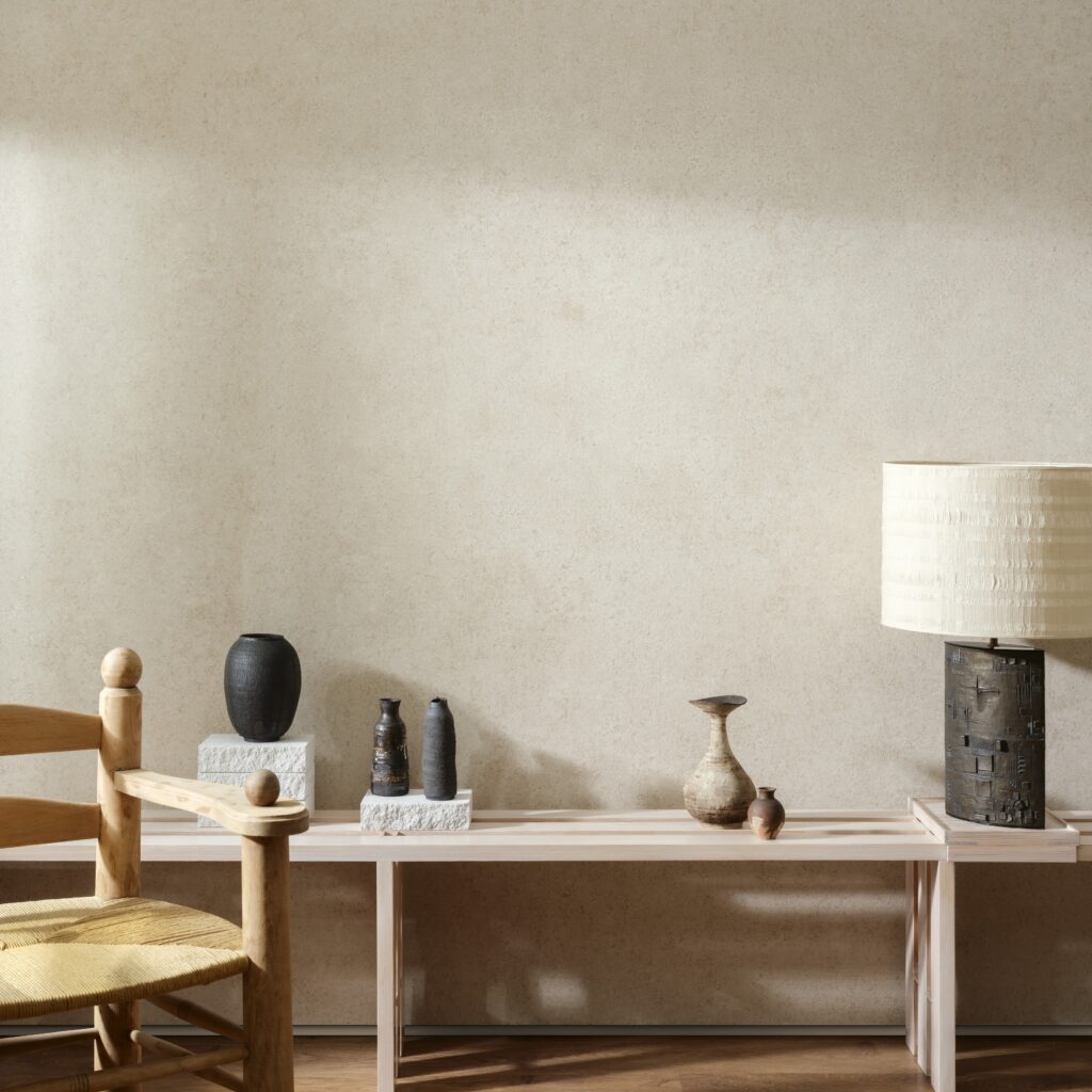 Minimalistisch interieur met Arte Essentials Kaolin Calcaire Stucco muur, houten meubelen en aardewerken decoratie.