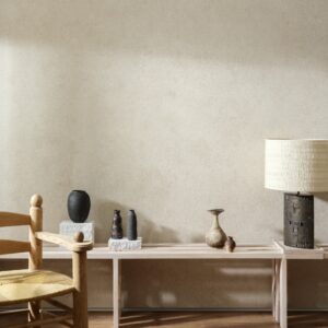 Minimalistisch interieur met Arte Essentials Kaolin Calcaire Stucco muur, houten meubelen en aardewerken decoratie.