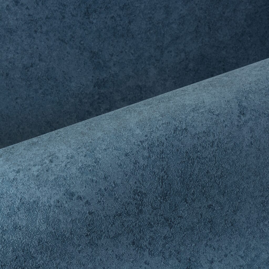 Detailopname van een blauw muurpatroon met een kalkachtig stuc- en textuureffect uit de Arte Essentials Kaolin Calcaire Stucco collectie.