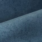 Detailopname van een blauw muurpatroon met een kalkachtig stuc- en textuureffect uit de Arte Essentials Kaolin Calcaire Stucco collectie.