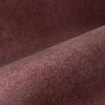 Detailopname van de roodbruine Arte Essentials Kaolin Calcaire Stucco wandbekleding met een licht ruwe textuur.