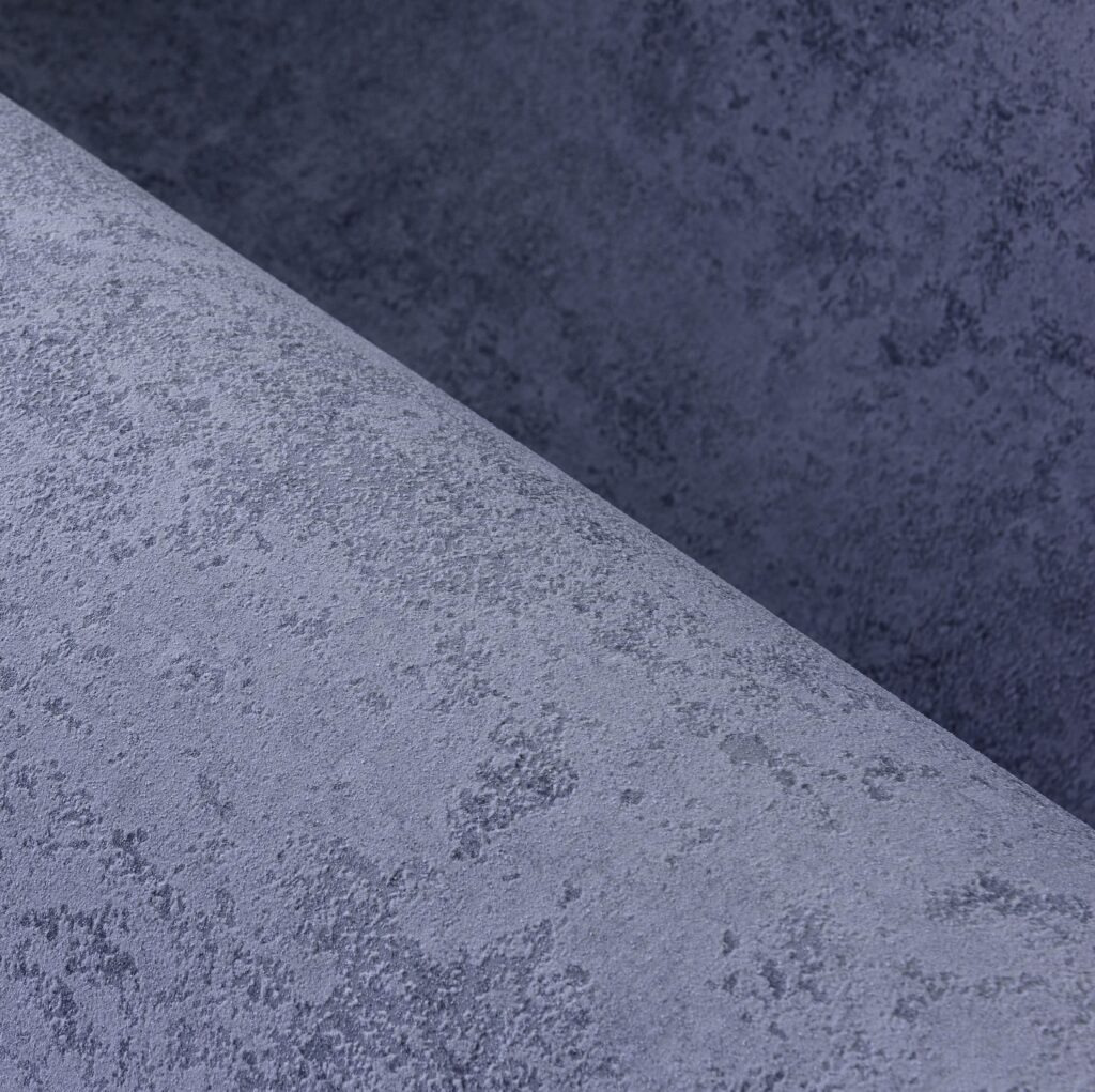 Detail van de Arte Essentials Kaolin Calcaire Stucco wandbekleding met een grijsblauwe, kalkachtige textuur.