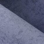 Detail van de Arte Essentials Kaolin Calcaire Stucco wandbekleding met een grijsblauwe, kalkachtige textuur.