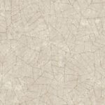 Beige wandbekleding met een subtiel patroon van abstracte, licht gebogen lijnen uit de Arte Essentials Kaolin collectie.