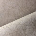 Detailopname van het Arte Essentials Kaolin Fragment 30333 behang met een beige, craquelé-achtig patroon.