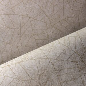 Detailopname van het Arte Essentials Kaolin Fragment 30333 behang met een beige, craquelé-achtig patroon.