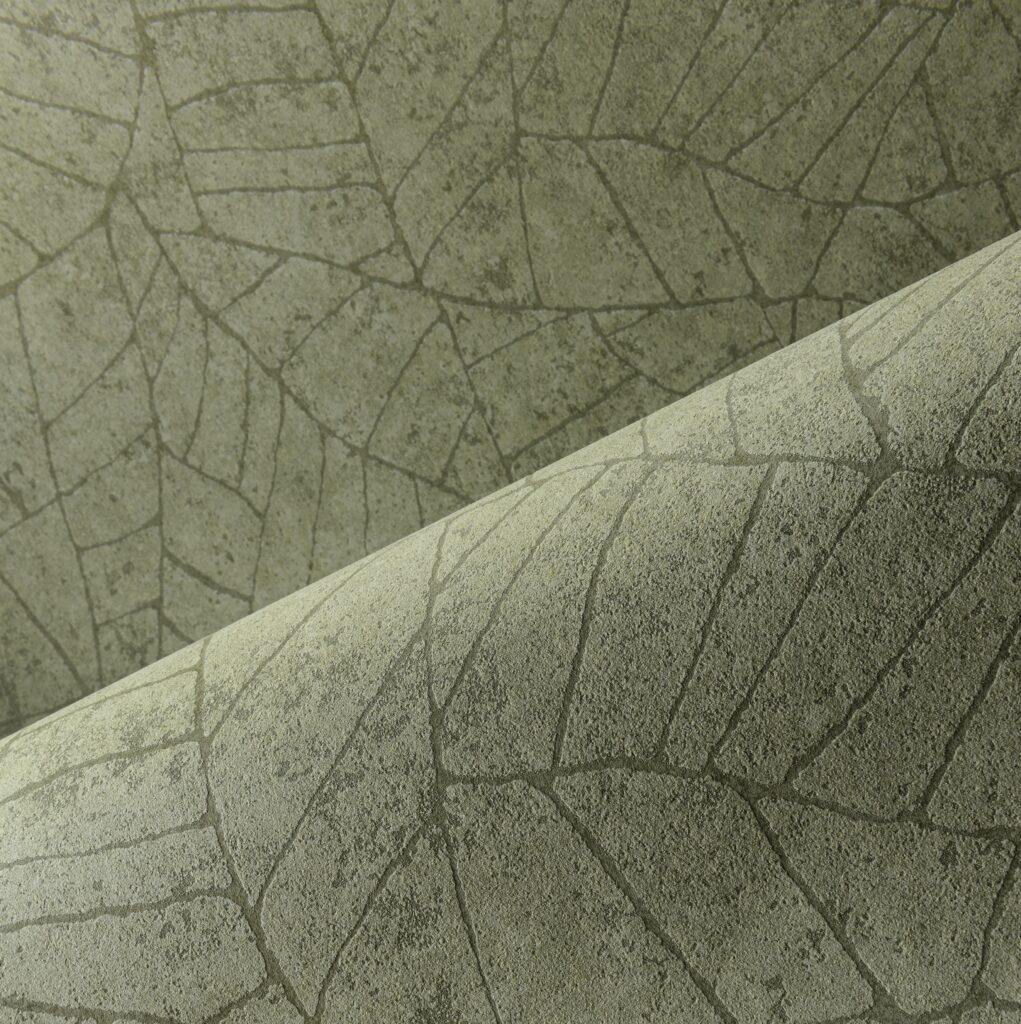 Detailopname van het Arte Essentials Kaolin Fragment 30337 behang met een bladnerfstructuur in een groene tint.