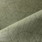 Detailopname van het Arte Essentials Kaolin Fragment 30337 behang met een bladnerfstructuur in een groene tint.