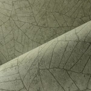 Detailopname van het Arte Essentials Kaolin Fragment 30337 behang met een bladnerfstructuur in een groene tint.