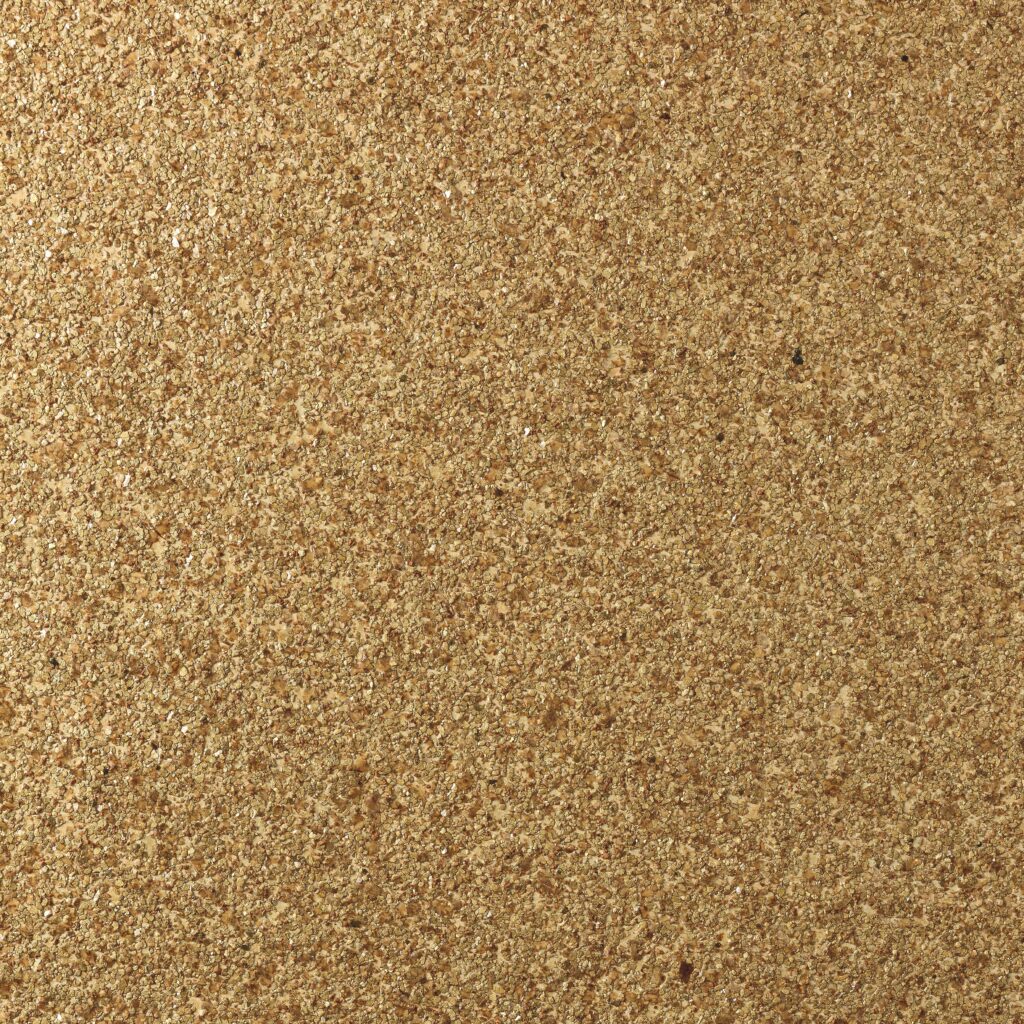 Close-up van de goudbruine textuur van Arte Essentials Kaolin Grezzo 30380 wandbekleding.
