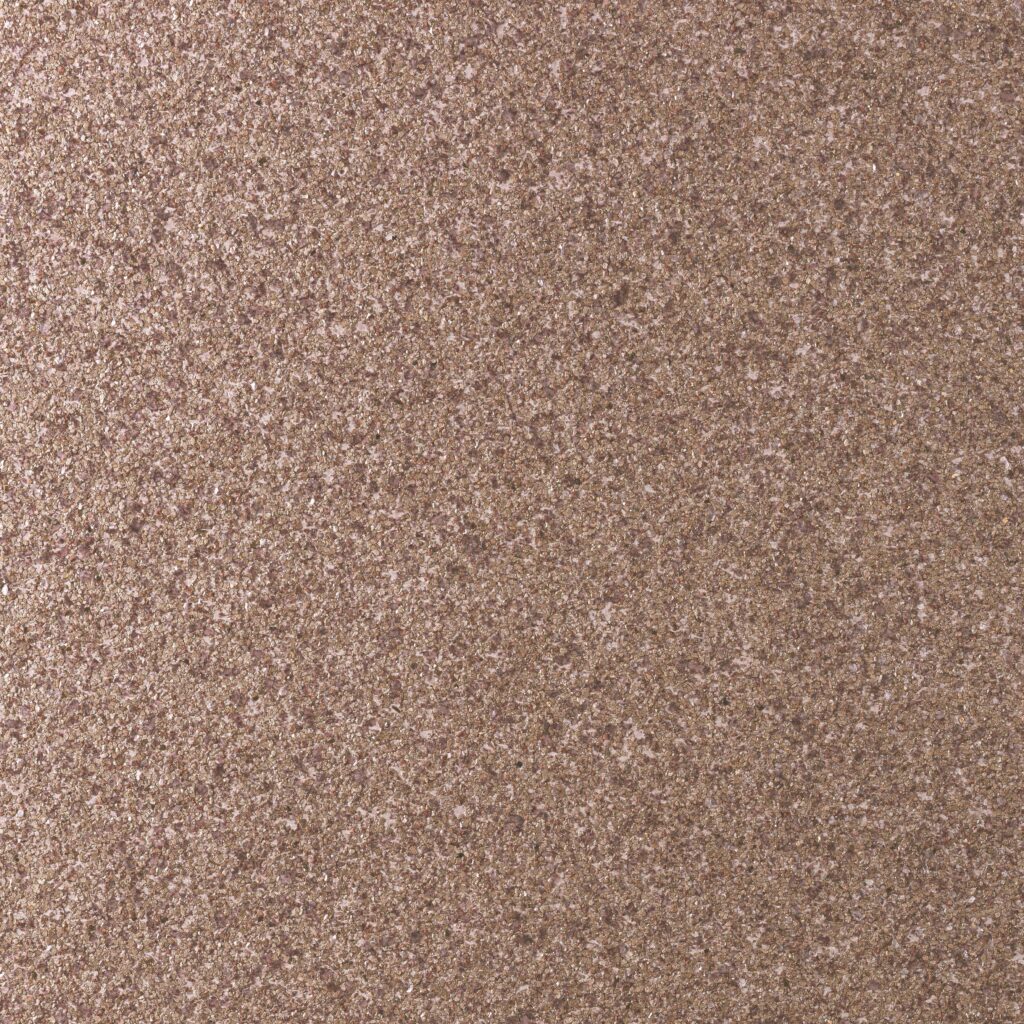 Bruinbeige textuur van de Arte Essentials Kaolin Grezzo 30381 wandbekleding met een natuurlijke, korrelige uitstraling.