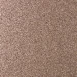 Bruinbeige textuur van de Arte Essentials Kaolin Grezzo 30381 wandbekleding met een natuurlijke, korrelige uitstraling.