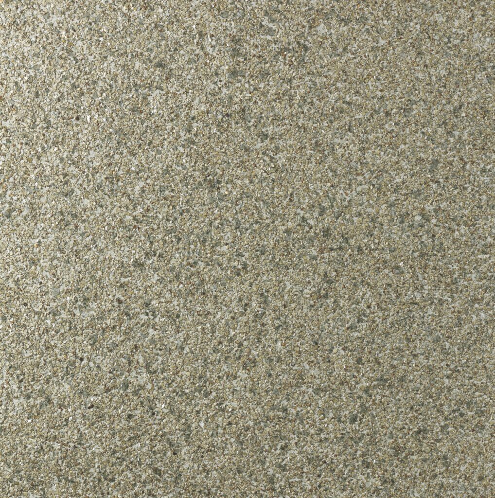 Close-up van een grof gestructureerd beige-bruin Kaolin Grezzo Arte Essentials behang met een natuurlijke uitstraling.