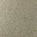 Close-up van een grof gestructureerd beige-bruin Kaolin Grezzo Arte Essentials behang met een natuurlijke uitstraling.