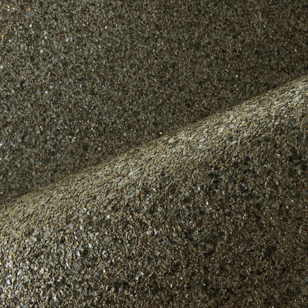 Grof gedetailleerd oppervlak van de Arte Essentials Kaolin Grezzo 30382 wandbekleding met een glinsterende textuur.