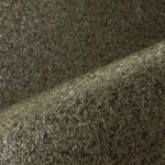 Grof gedetailleerd oppervlak van de Arte Essentials Kaolin Grezzo 30382 wandbekleding met een glinsterende textuur.