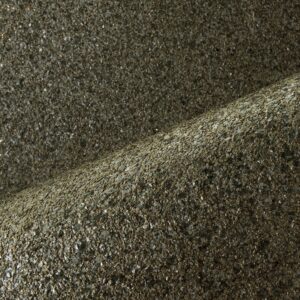 Grof gedetailleerd oppervlak van de Arte Essentials Kaolin Grezzo 30382 wandbekleding met een glinsterende textuur.