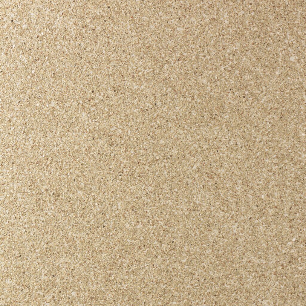 Close-up van de beige gestructureerde wandbekleding Arte Essentials Kaolin Grezzo 30383.