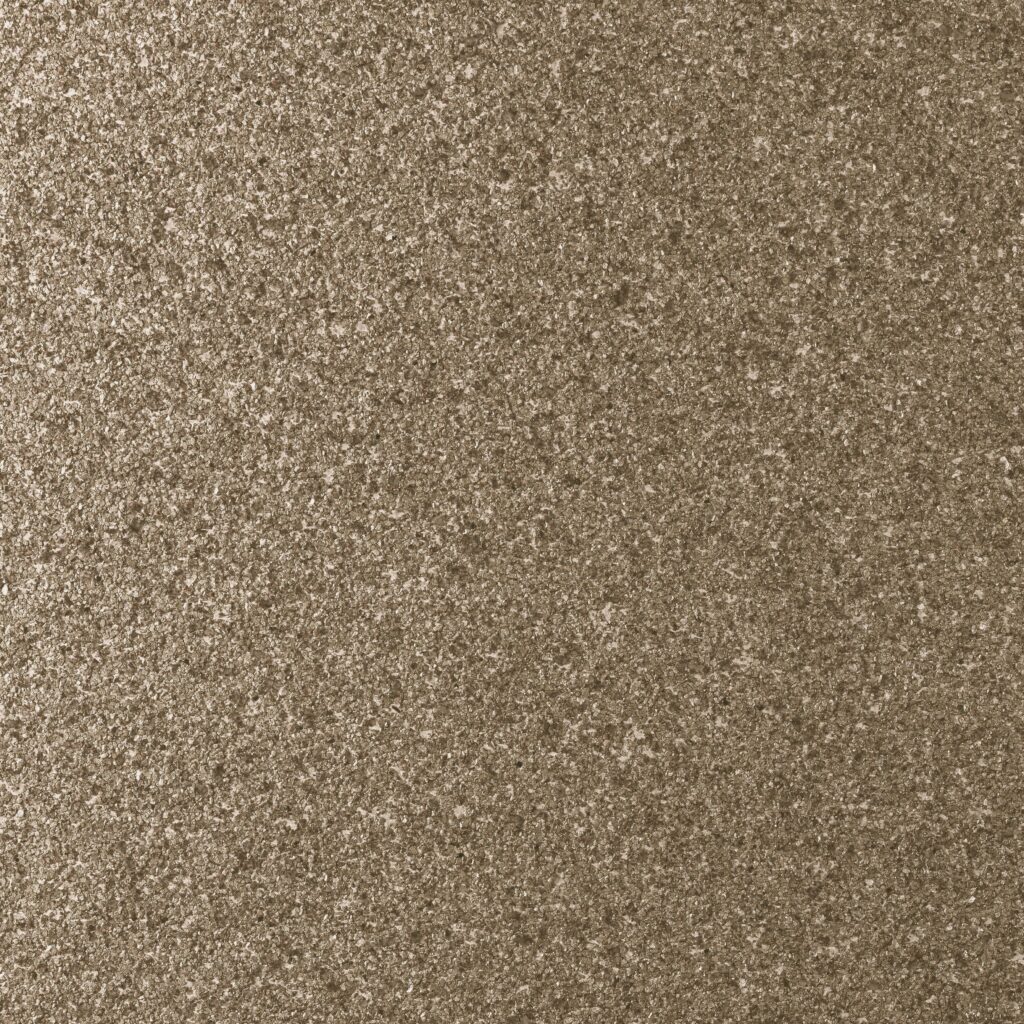 Close-up van de bruingrijze, korrelige textuur van het Arte Essentials Kaolin Grezzo 30384 behang.