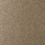 Close-up van de bruingrijze, korrelige textuur van het Arte Essentials Kaolin Grezzo 30384 behang.