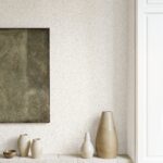 Beige Arte Essentials Kaolin Grezzo 30385 behang met aardetinten keramiek en een structuur schilderij op een neutrale achtergrond.