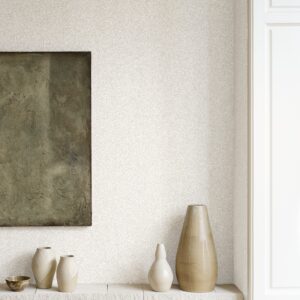 Beige Arte Essentials Kaolin Grezzo 30385 behang met aardetinten keramiek en een structuur schilderij op een neutrale achtergrond.