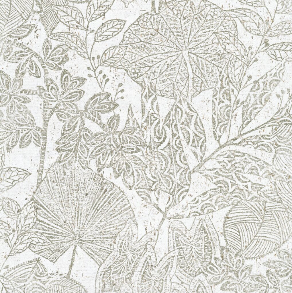 Licht getextureerd behang met een botanisch patroon van bladeren en bloemen in een zachte kaolienkleur uit de Arte Essentials Hortus collectie.