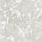 Licht getextureerd behang met een botanisch patroon van bladeren en bloemen in een zachte kaolienkleur uit de Arte Essentials Hortus collectie.