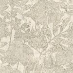 Gedetailleerd botanisch patroon in grijsgroen op een beige achtergrond uit de Arte Essentials collectie, model Hortus Kaolin 30351.