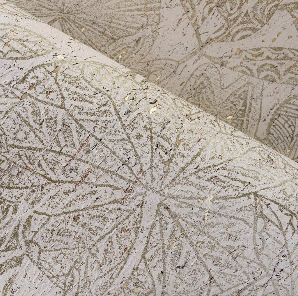 Detail van het Arte Essentials Kaolin Hortus 30351 behang met een reliëfpatroon van abstracte bladeren in aardetinten.