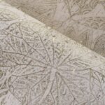 Detail van het Arte Essentials Kaolin Hortus 30351 behang met een reliëfpatroon van abstracte bladeren in aardetinten.