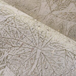 Detail van het Arte Essentials Kaolin Hortus 30351 behang met een reliëfpatroon van abstracte bladeren in aardetinten.