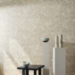 Sfeervolle interieursetting met het botanisch geïnspireerde Arte Essentials Kaolin Hortus 30351 behang op de achtergrond.