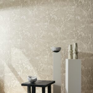 Sfeervolle interieursetting met het botanisch geïnspireerde Arte Essentials Kaolin Hortus 30351 behang op de achtergrond.