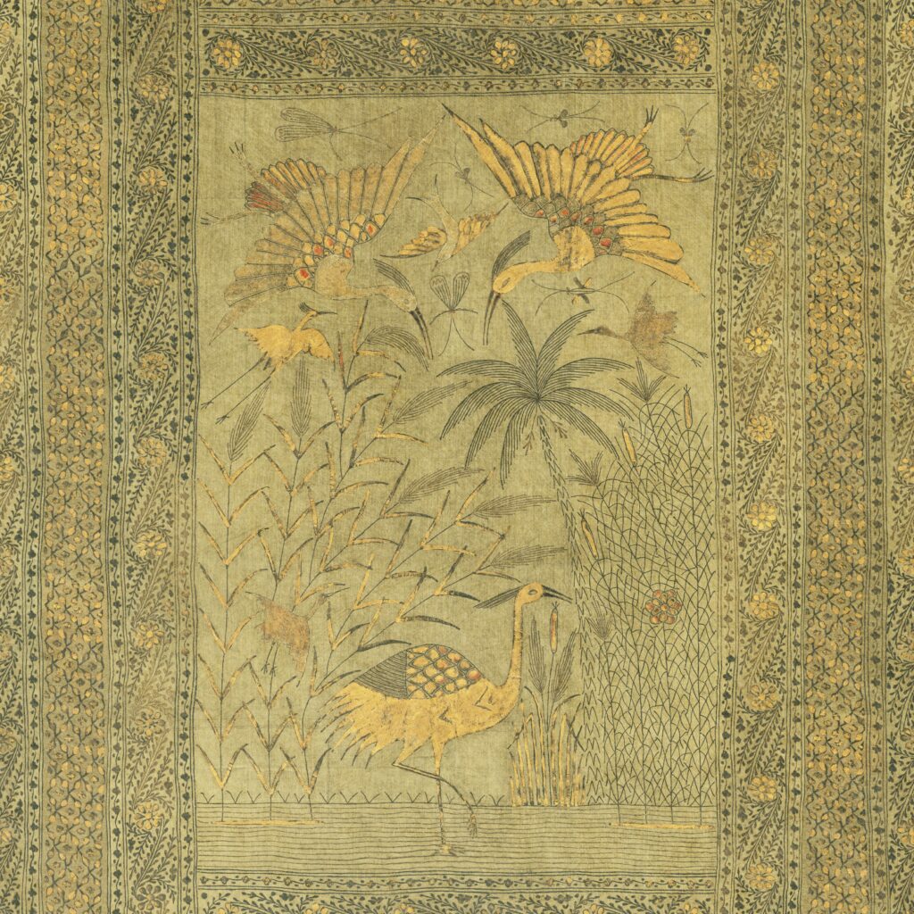 Illustratie van exotische vogels tussen planten en palmbomen in een decoratief patroon uit het Arte Essentials Kaolin Passeggio behang.